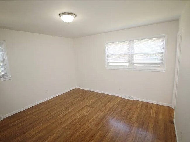 Building Photo - 904 N Duchesne Dr