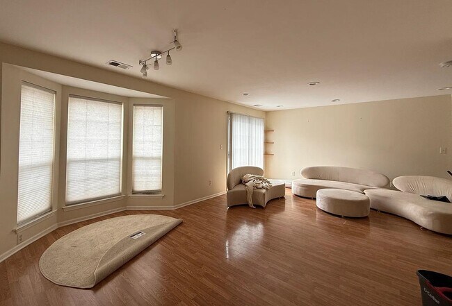 Building Photo - 17 Mulberry St