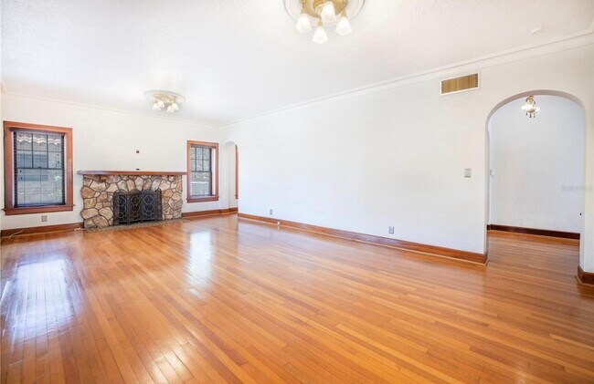Building Photo - 955-955 39th Ave N