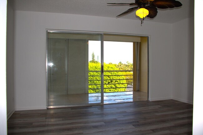 Building Photo - 300 Waterway Dr S