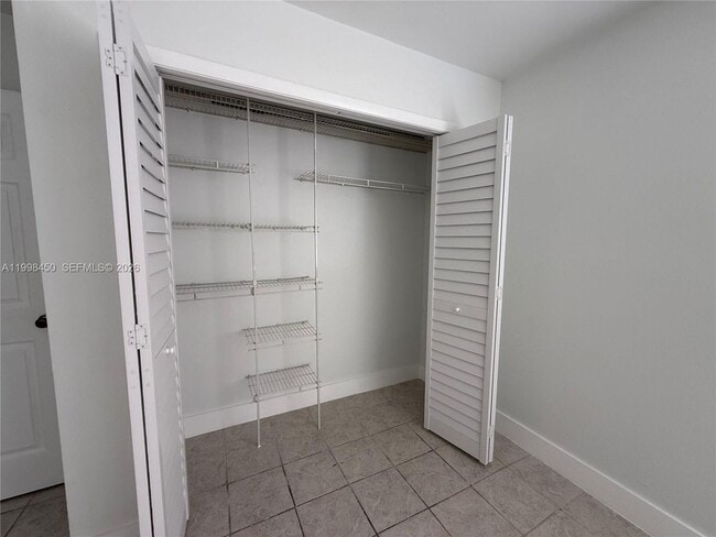 Building Photo - 155 Lakeview Dr