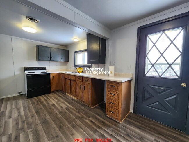 Building Photo - Large 1-Bedroom Duplex in Neenah - Perfect...