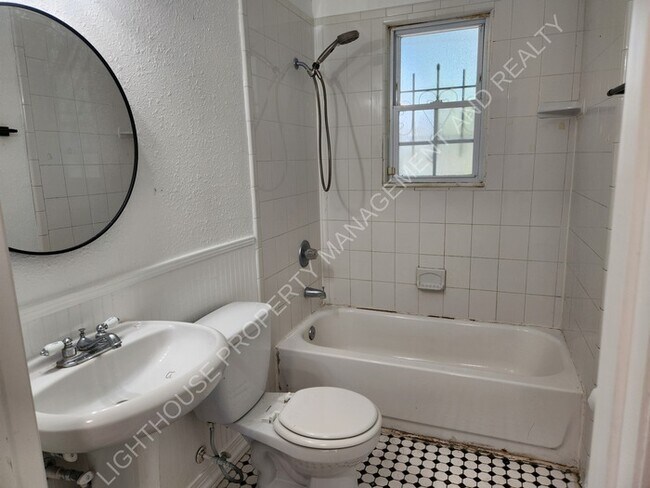 Building Photo - Charming 2 Bedroom Home With Sunroom And Storage