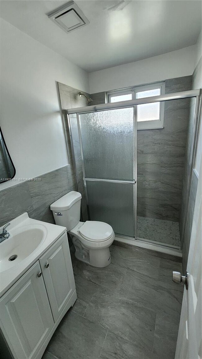 Building Photo - 4555 SW 32nd Ave