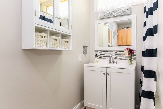 Building Photo - 1122 Emerson Ave