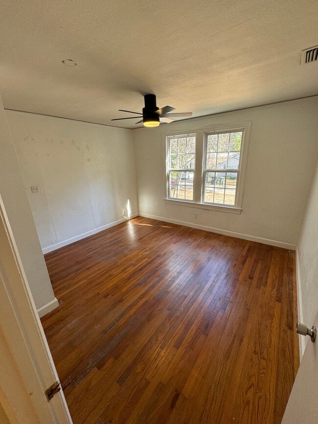 Building Photo - RENT REDUCED! & $1000 OFF 1st Mo. Rent - 3B/2.5B Home + 2 Flex Rooms –  One Block from FSU Stadium