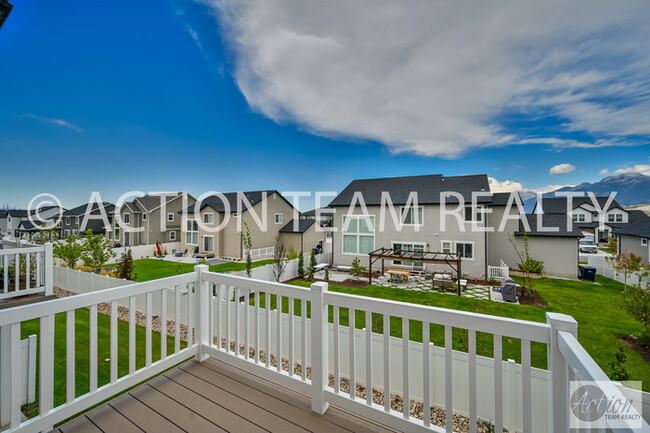 Building Photo - Mid-Row Townhome located in Bluffdale!