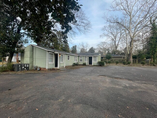 Building Photo - 2 Bed, 1 Bath Apartment