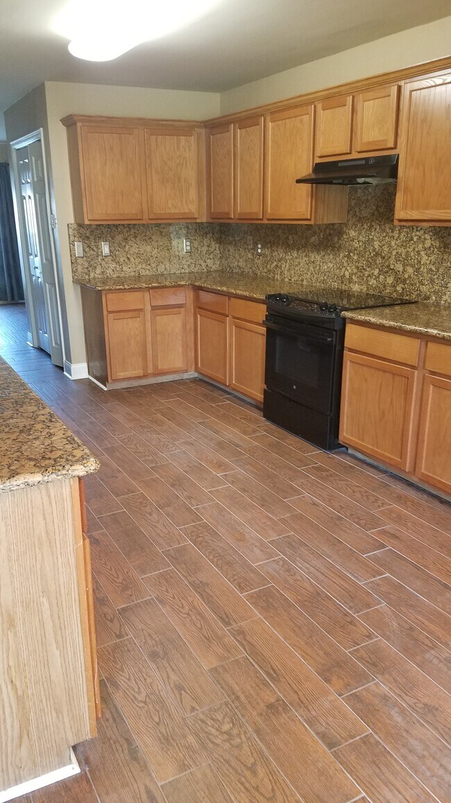 Building Photo - 40467 Hawthorne Dr