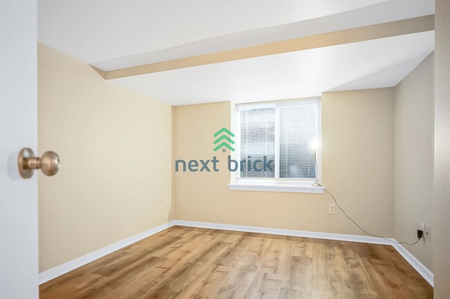 Building Photo - Charming 1-bedroom, 1-bathroom unit in Gre...