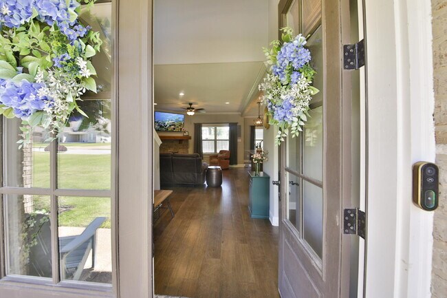 Building Photo - Luxurious 5 bedroom home in Atoka has it all!