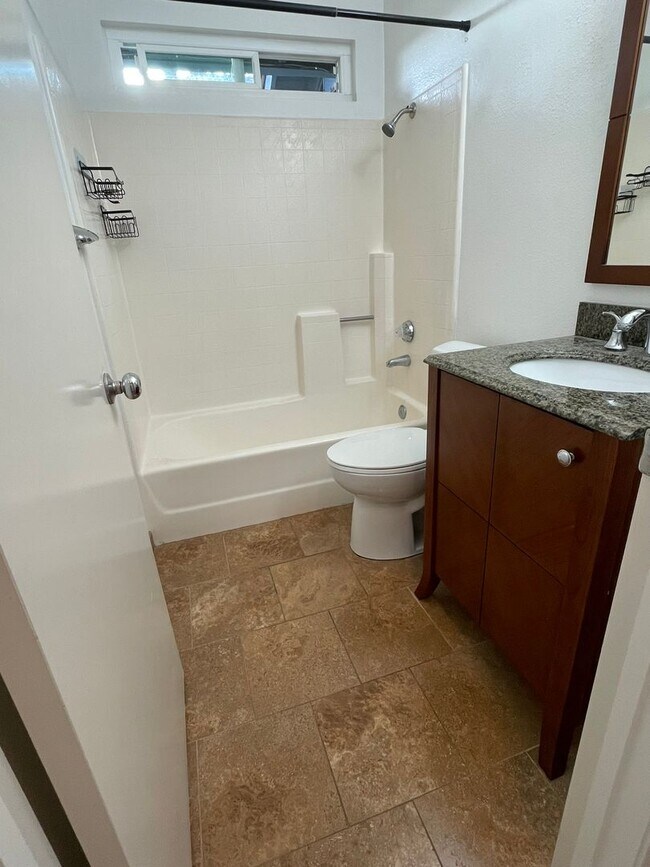 Building Photo - 2 bed 2 bath single family residence. AVAILABLE 5/16