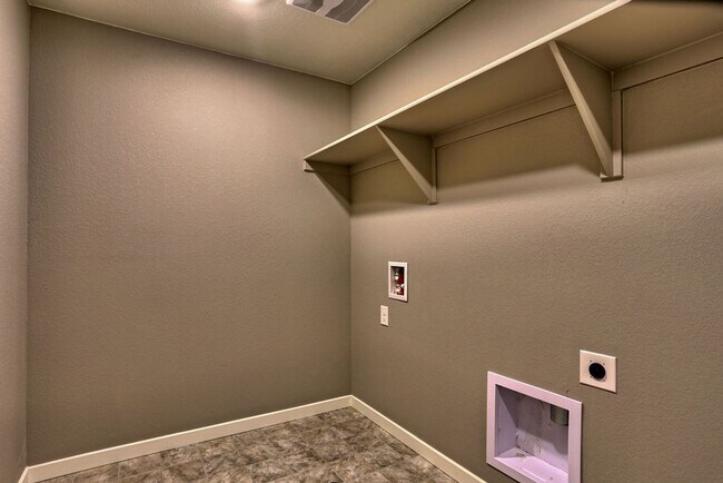 Building Photo - 4 Bedroom home in Windsor