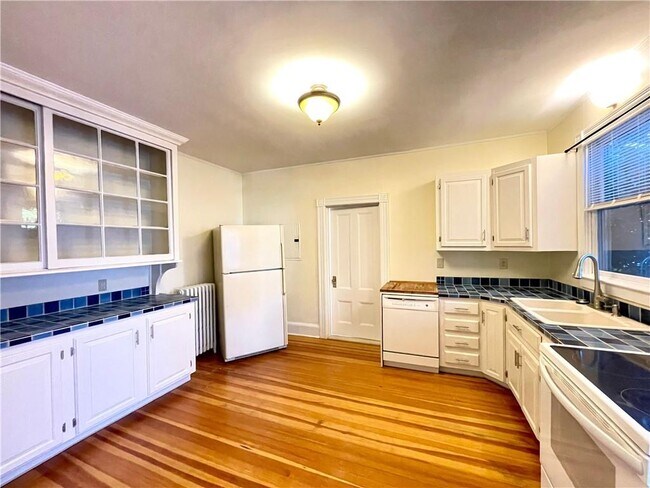 Building Photo - 14 Dresser St