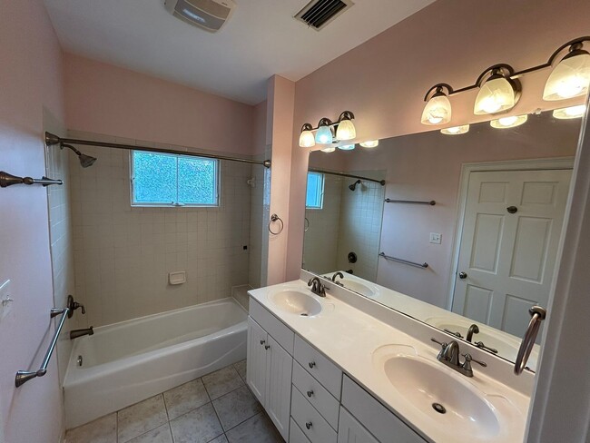 Building Photo - **FIRST MONTH RENT FREE**Charming 3 Bedroom/2 Bathroom with off street parking in Downtown Savann...