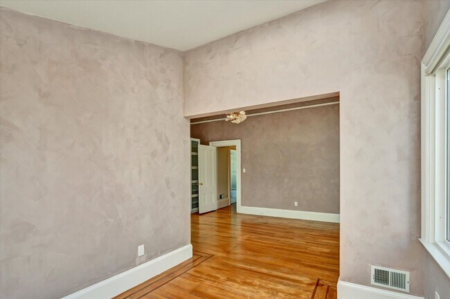 Building Photo - 656 Hayes St