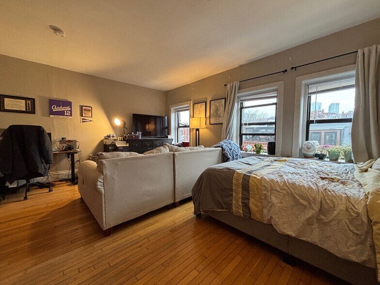 Building Photo - 82 Charles St