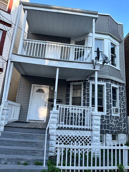 Primary Photo - 422 Jelliff Ave