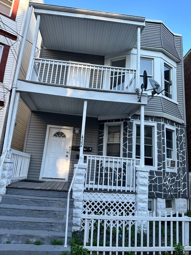 Building Photo - 422 Jelliff Ave