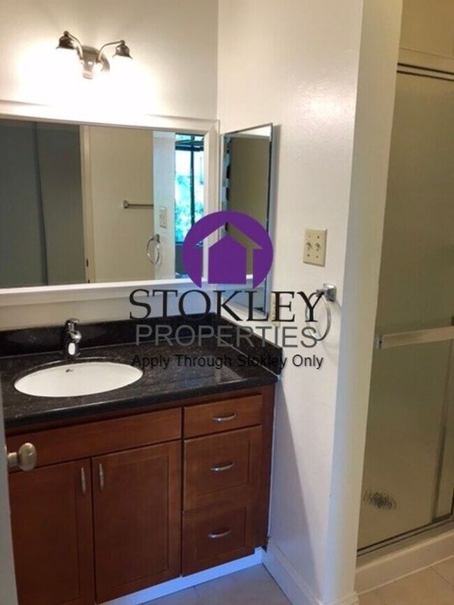 Building Photo - Stokley Properties Presents: 2712 Oak Rd #65!