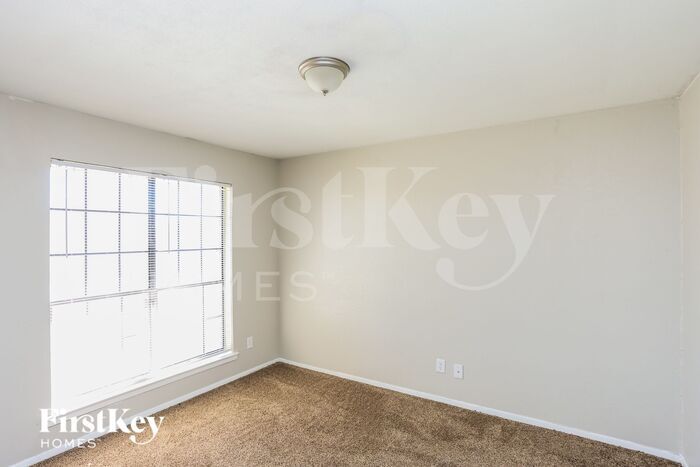 Building Photo - 5105 Barcelona Dr
