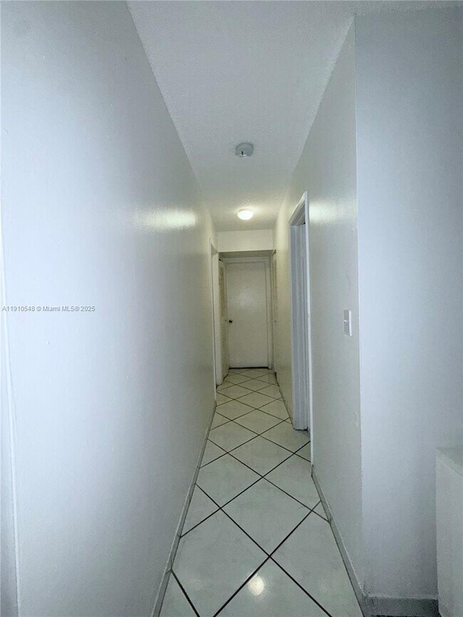 Building Photo - 660 W Park Dr