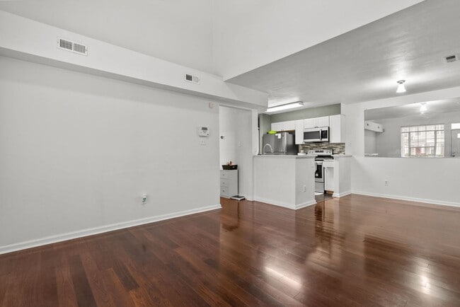 Building Photo - Rent in Virginia Beach!