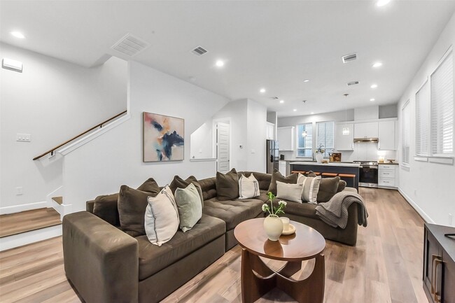 Building Photo - 2804 Grand Fountains Dr