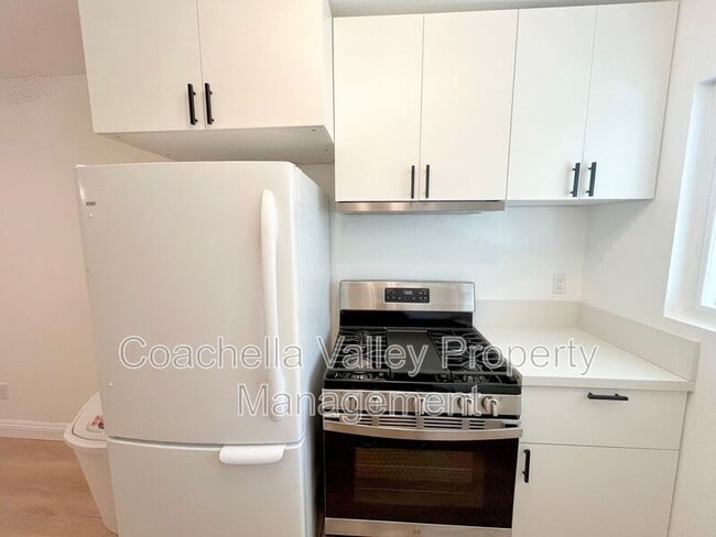 Building Photo - 1900 S Palm Canyon Dr