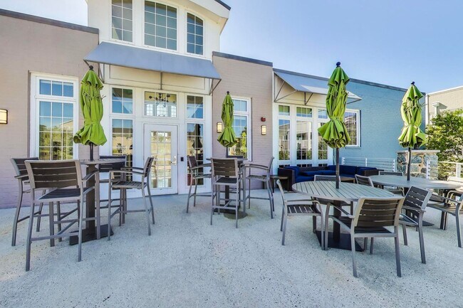 Building Photo - Light-filled 2bd/2ba right on S Four Mile Run $2850