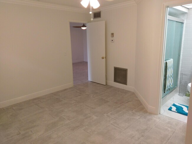 Building Photo - 829 Camino Rd