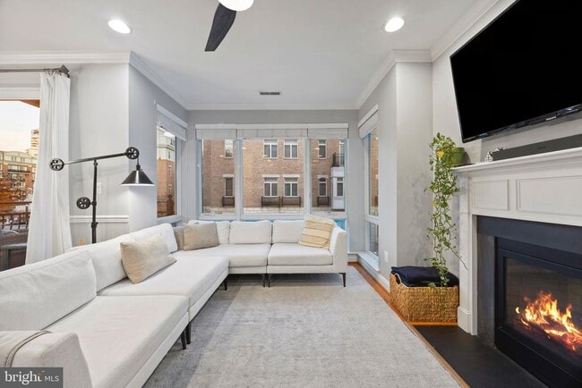 Building Photo - 900 Valencia Ct