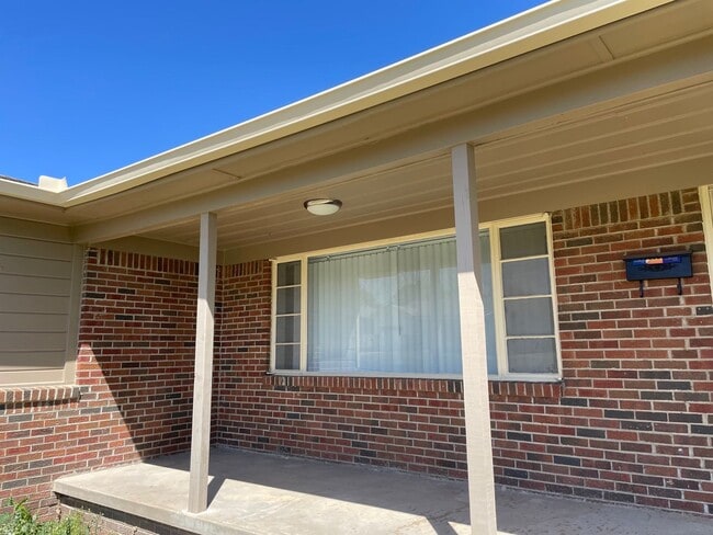Building Photo - Darling Midtown Charmer! 3 bed 1 bath - NE...