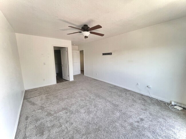 Building Photo - 4 bed 3 bath Townhome