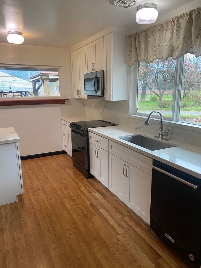 Building Photo - 31451 N Redwood Hwy