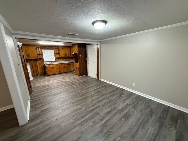 Building Photo - Spacious 3 Bedroom 1  Bath home with Appli...