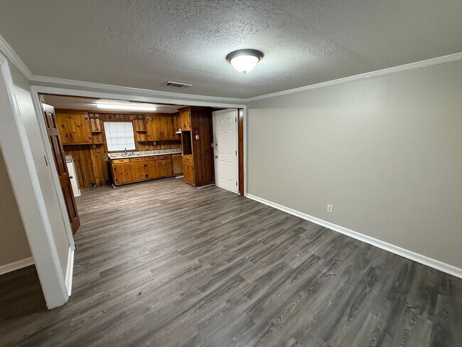 Building Photo - Spacious 3 Bedroom 1  Bath home with Appliance and Washer/Hookup.