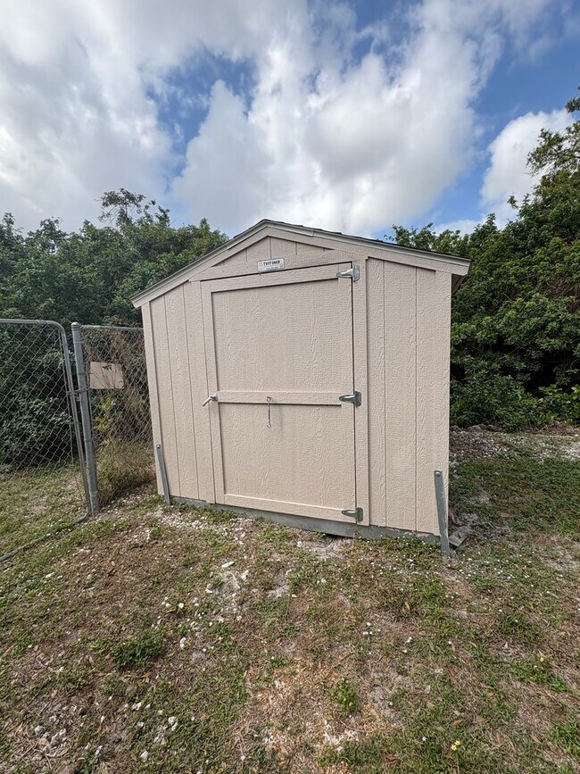 Building Photo - Spacious Florida Home Available Now!