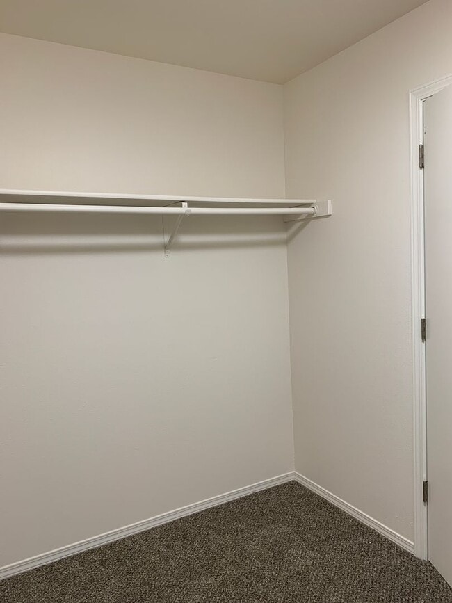 Building Photo - 3 Bdrm, 1 & 1/2 Ba | Muldoon & E 36th Ave ...