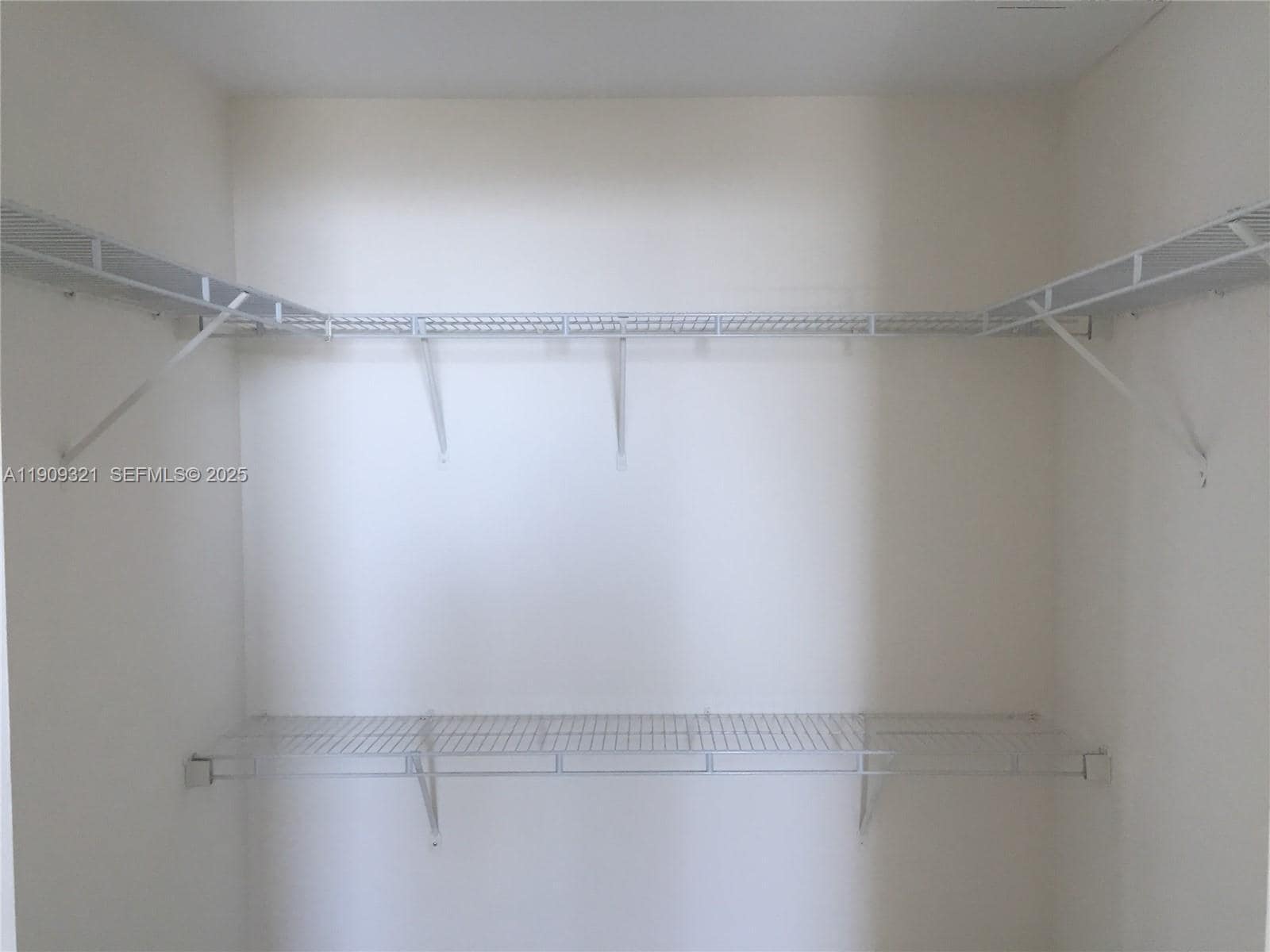 Building Photo - 1861 NW South River Dr