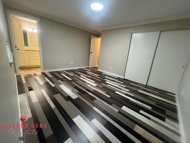 Building Photo - Remodeled rambler, no carpet, with HUGE fenced yard!!