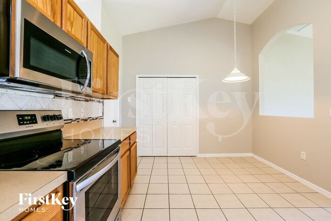 Building Photo - 320 Lancelot Ave