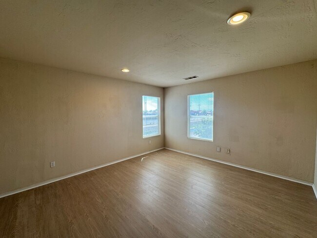Building Photo - Spacious SW Bakersfield Home!