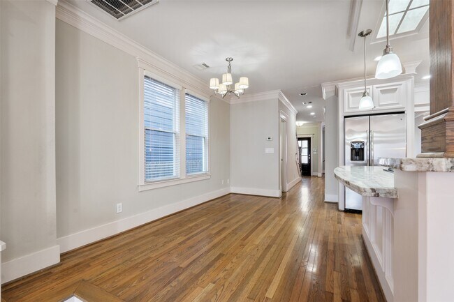 Building Photo - 434 W 27th St