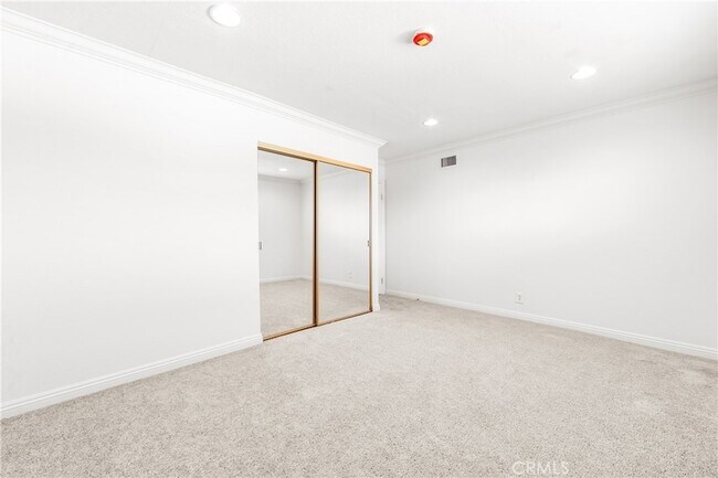 Building Photo - 5892 Meadowlark Dr
