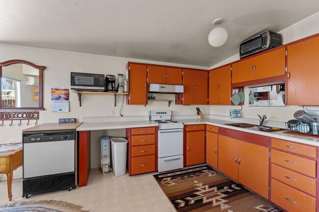 Building Photo - 757 Oleander St