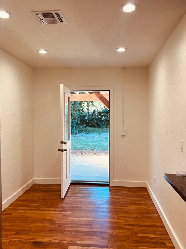 Building Photo - 514 W Turney Ave