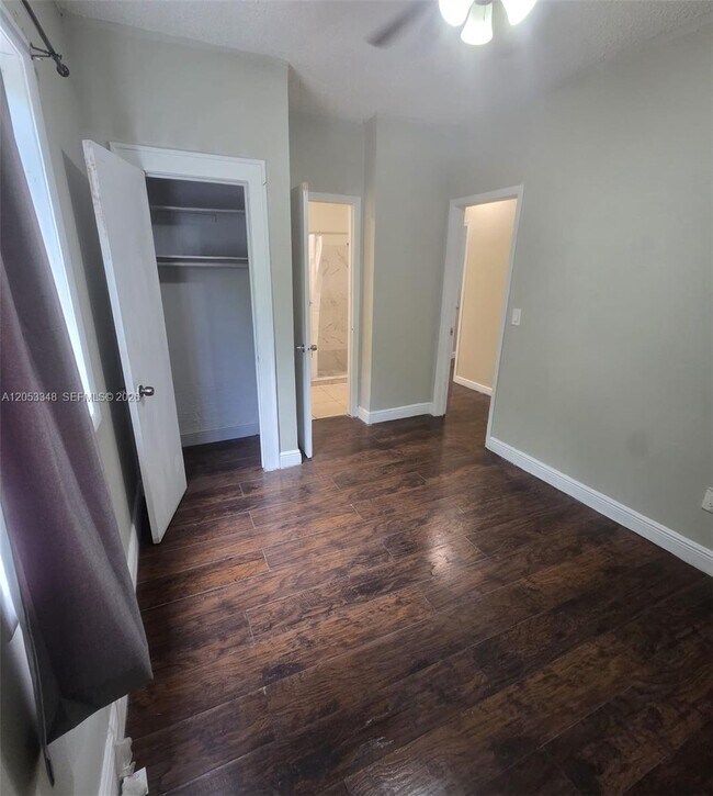 Building Photo - 1008 N 18th Ct