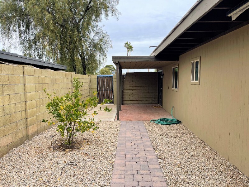 Building Photo - 3733 E Poinsettia Dr