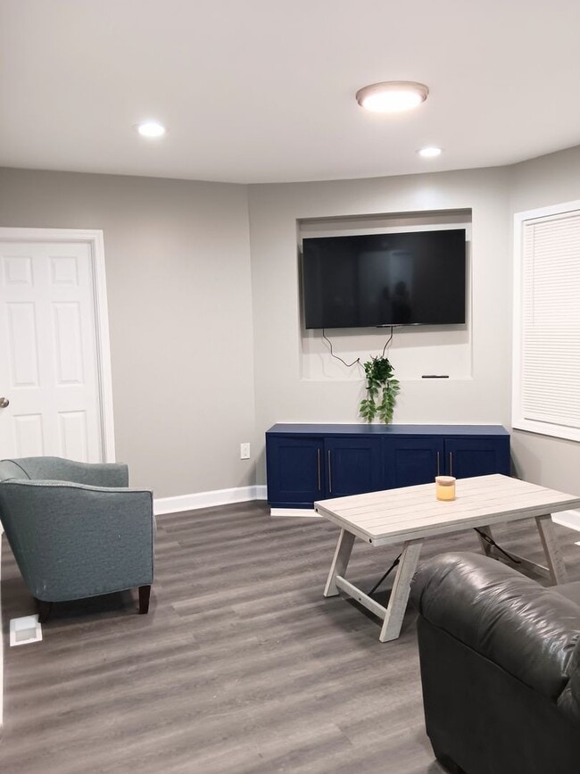 Building Photo - Charming Hideaway
